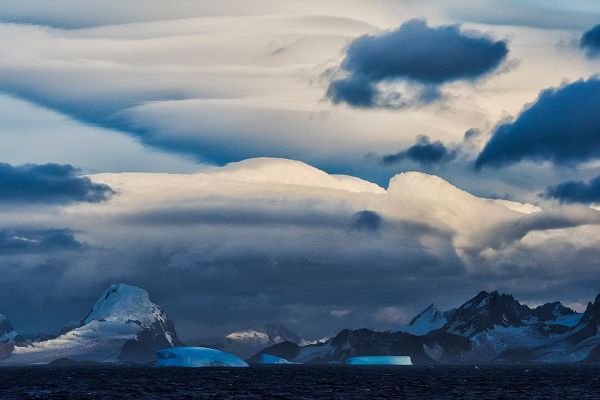 Su, Keren 아티스트의 Landscape of iceberg and island in the South Atlantic Ocean-Antarctica작품입니다.